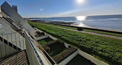 Magnifique  vue mer, accĂšs direct Ă  la plage. Appartement 4 pers