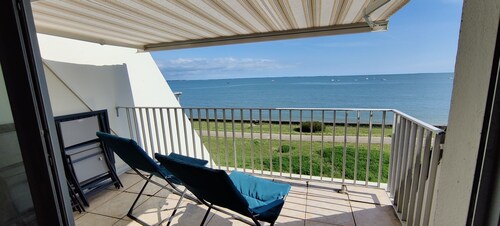 Magnificent sea view, direct access to the beach. 4-person apartment
