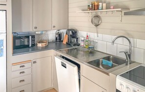 Réfrigérateur, four à micro-ondes, surface de cuisson, lave-vaisselle