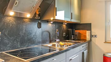 Fridge, stovetop, coffee/tea maker