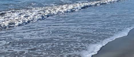 Nær stranden og solsenger