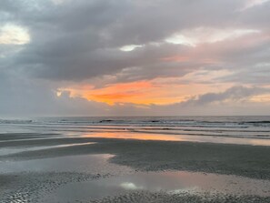 Playa en los alrededores y camastros