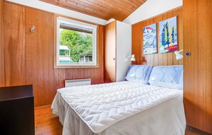 4 bedrooms, travel crib, free WiFi