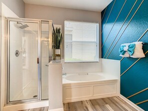 Combined shower/bathtub, hair dryer, towels, soap - Villa 7757 - 3 mi from Disney, Free Heated Pool/Spa, BBQ, Game/Theater Rm, & PS5 (Kissimmee)
