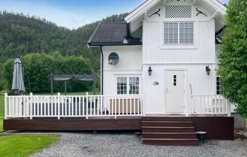 Amazing home in Nome with kitchen
