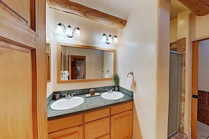 Ducha y bañera combinadas, secador de pelo, toallas y jabón