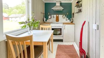 Kylskåp, mikrovågsugn, ugn och spishäll