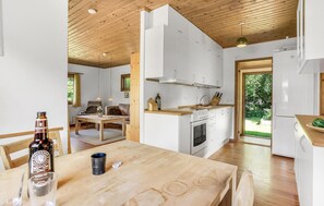 Kjøleskap, kokeplater og kaffetrakter/tekoker