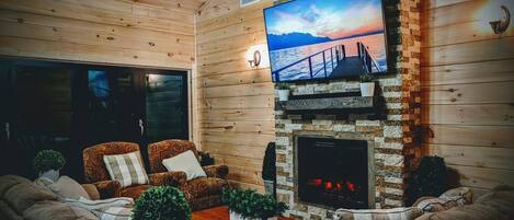 Smart-tv, een open haard, videospelletjes en Netflix