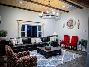 تلفزيون ذكي، مدفأة، ألعاب فيديو، برامج وأفلام نتفليكس