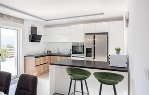 Kühlschrank, Geschirrspüler, Wasserkocher mit Kaffee-/Teezubehör