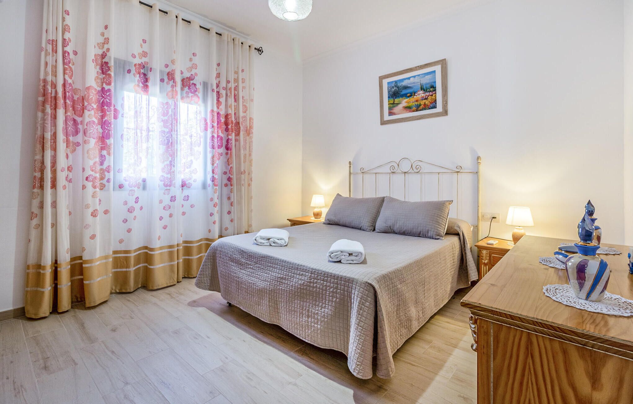 3 makuuhuonetta, vauvan matkasänky, ilmainen Wi-Fi, vuodevaatteet