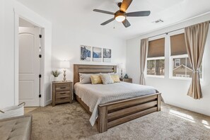 4 Schlafzimmer, Schreibtisch, Bügeleisen/Bügelbrett, kostenloses WLAN