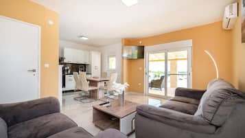 Smart TV, table tennis