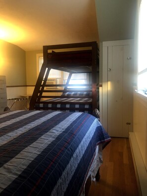 4 bedrooms, desk, free WiFi, bed sheets