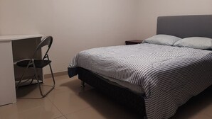 A bedroom with a bed, a desk, and a chair. - Super cozy apartment / apartment close to the airport (Callao)