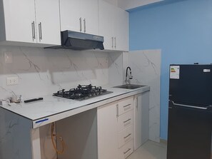 Refrigerador, microondas y parrilla de estufa 