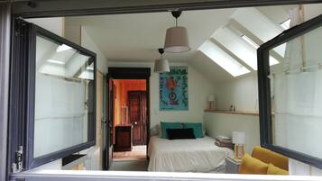 1 slaapkamer, een strijkplank/strijkijzer, gratis wifi, beddengoed