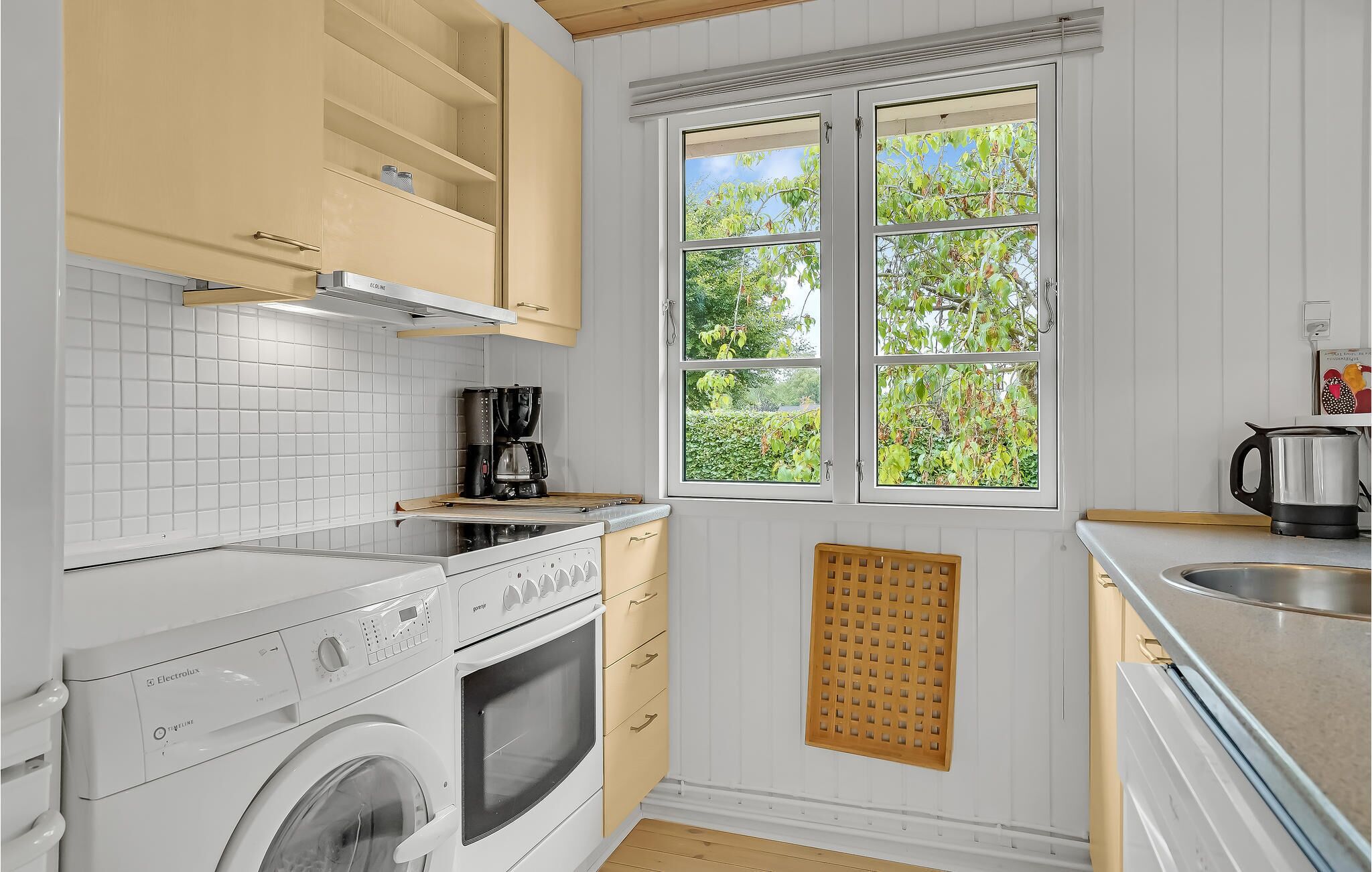 Refrigerador, parrilla de estufa, lavavajillas y cafetera y tetera 