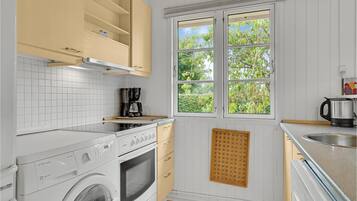 Køleskab, kogeplade, opvaskemaskine, kaffe-/temaskine