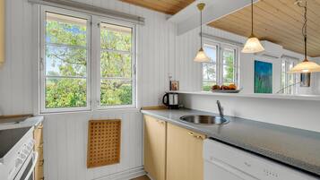 Køleskab, kogeplade, opvaskemaskine, kaffe-/temaskine