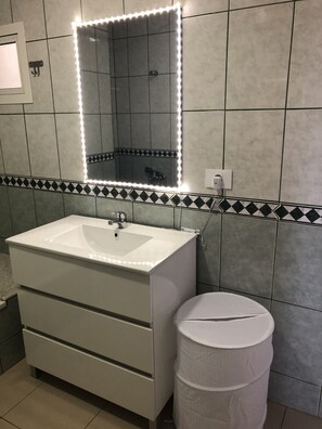 Kylpyamme, bidee, pyyhkeet, saippua