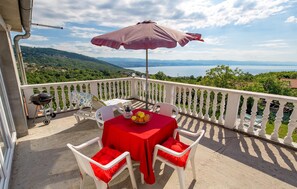 Outdoor dining - Stunning apartment in Lovran with house sea view (Lovran)
