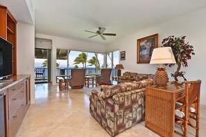 TV, books - Stunning Ocean View at Kapalua Bay Villas (Kapalua)