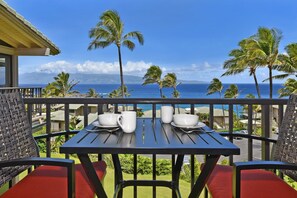 Outdoor dining - Stunning Ocean View at Kapalua Bay Villas (Kapalua)