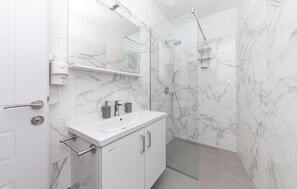 Shower, hair dryer - Awesome home in Vinisce (Vinisce)