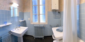 Bathtub, hair dryer, towels