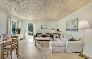 TV, fireplace - Cozy home in Farsø with sauna (Farsø)