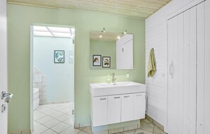 Shower - Cozy home in Farsø with sauna (Farsø)