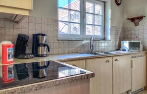 Refrigerador, parrilla de estufa y cafetera y tetera 
