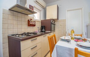 Kühlschrank, Ofen, Herdplatte, Wasserkocher mit Kaffee-/Teezubehör