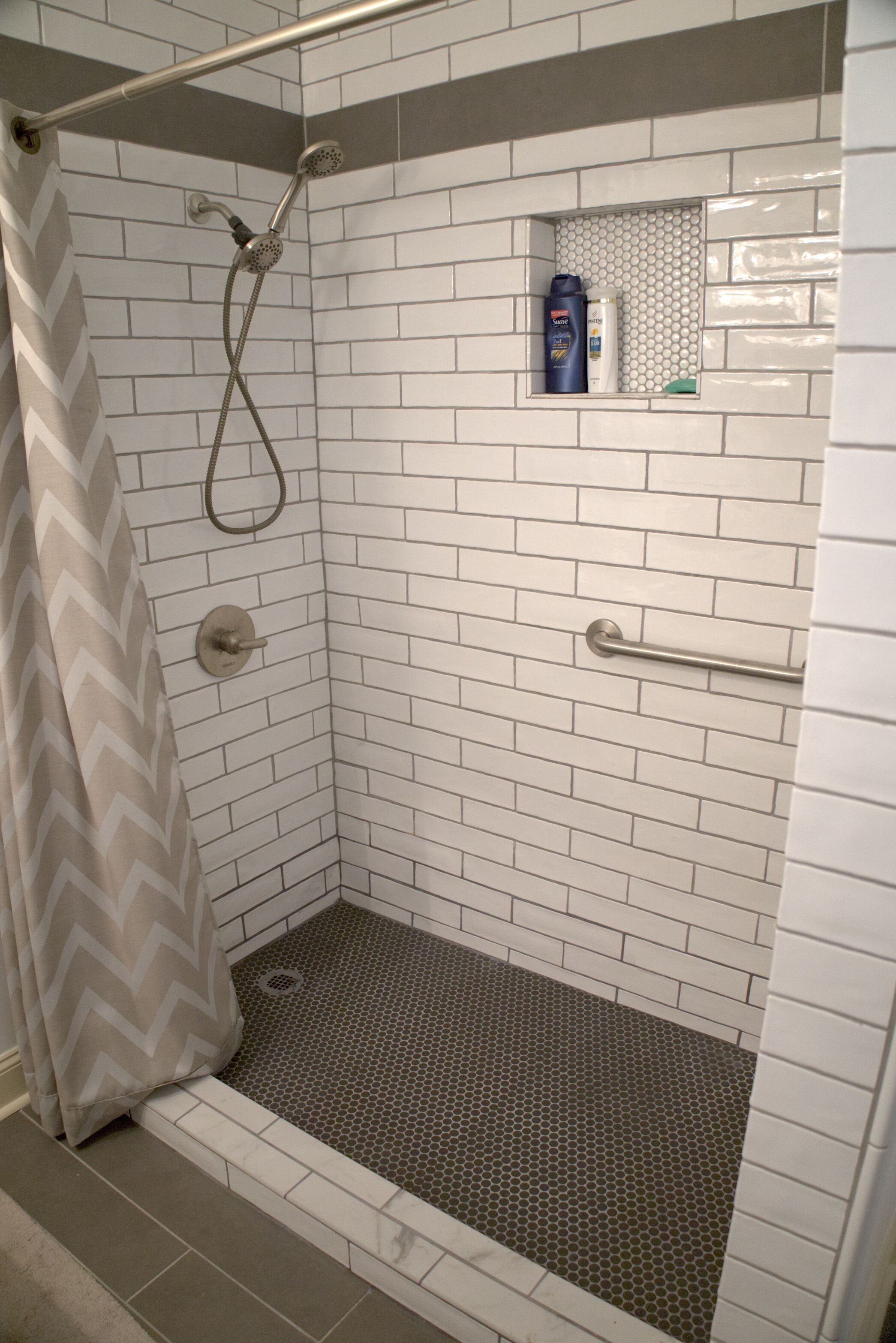 Douche, serviettes fournies, savon, papier de toilette