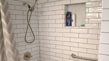 Douche, serviettes fournies, savon, papier de toilette