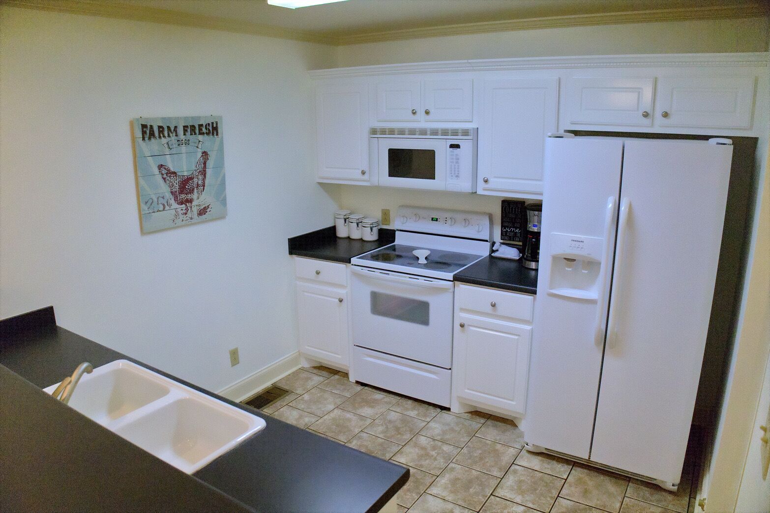 Réfrigérateur, micro-ondes, four, plaque de cuisson