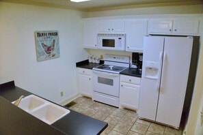 ثلاجة، ميكروويف، فرن، موقد طهي مسطح