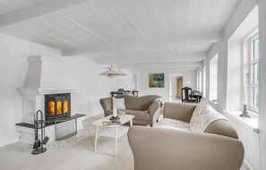 Smart TV y chimenea 