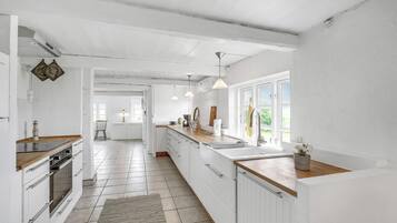 Køleskab, kogeplade, opvaskemaskine, kaffe-/temaskine