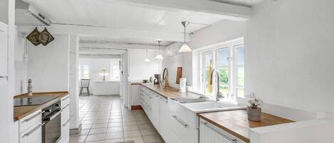 Refrigerador, parrilla de estufa, lavavajillas y cafetera y tetera