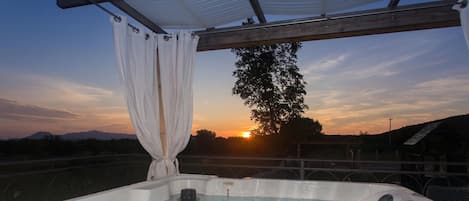 Outdoor spa tub