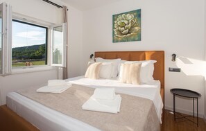 4 bedrooms, travel crib, free WiFi, bed sheets