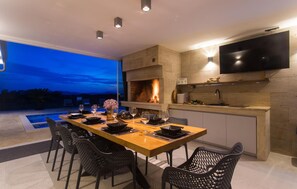 Outdoor dining - Gorgeous home in Lovrec with sauna (Lovrec)