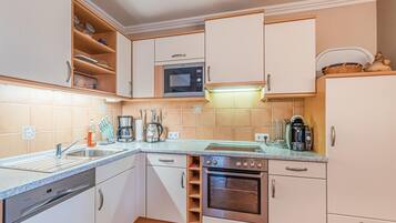 Kylskåp, ugn, spishäll och diskmaskin