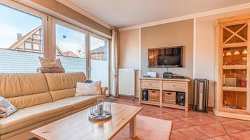 Smart-tv, eldstad, dvd-spelare och en stereo