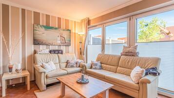 Smart-tv, eldstad, dvd-spelare och en stereo