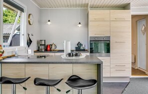 Frigorífico, microondas, placa de cocina y lavavajillas