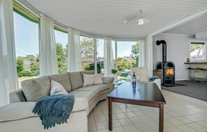 Una Smart TV, una chimenea